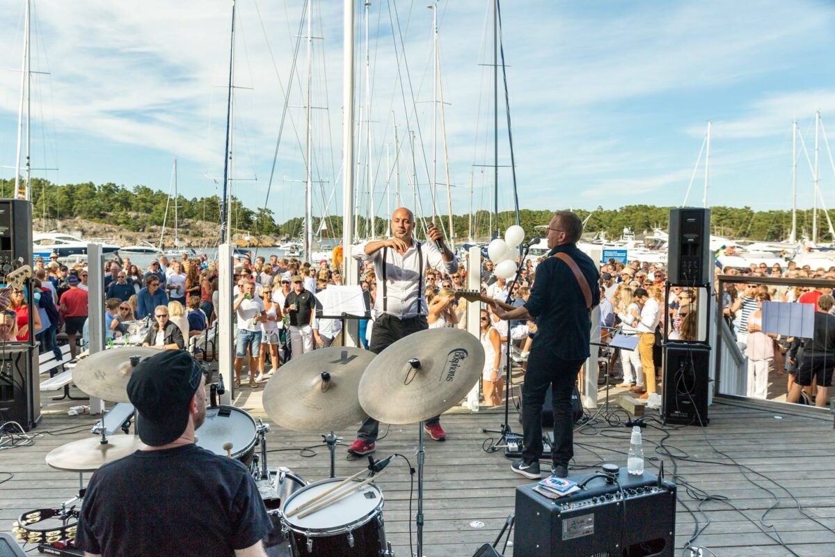 SMASH spelar after sail på en brygga i Sandhamn inför full publik