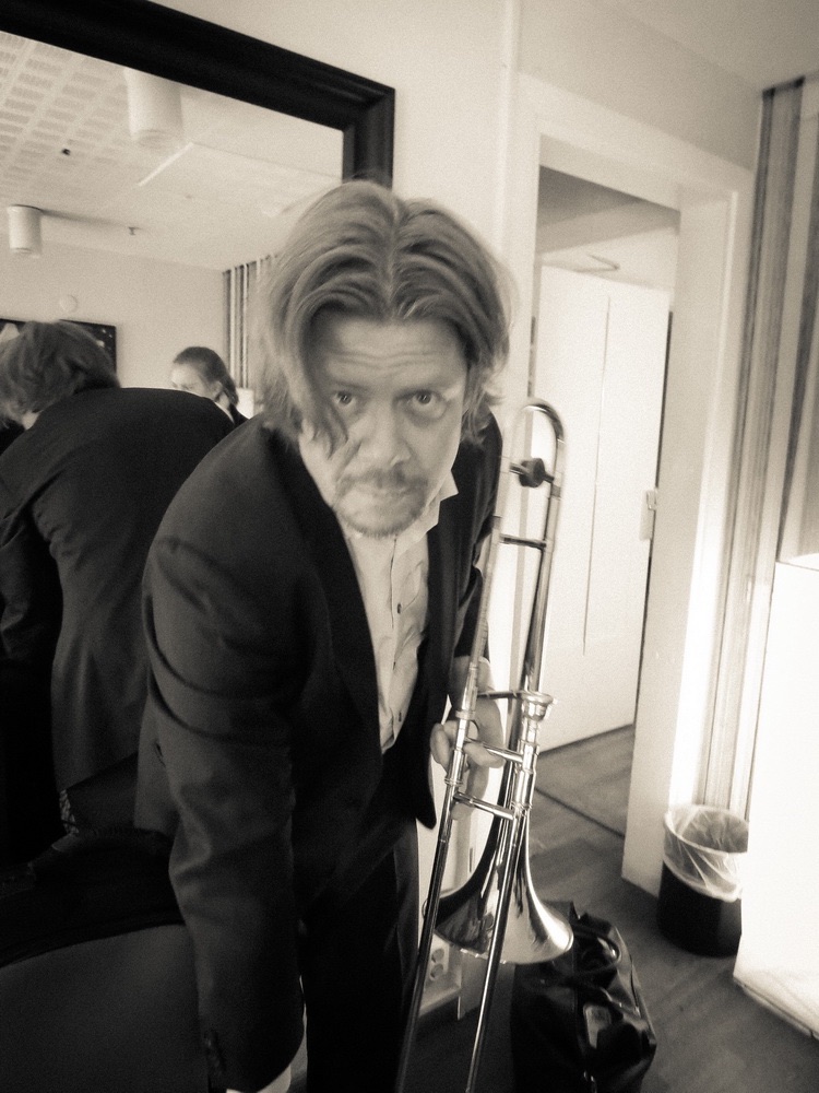 Trombonisten i SMASH backstage, svartvit bild