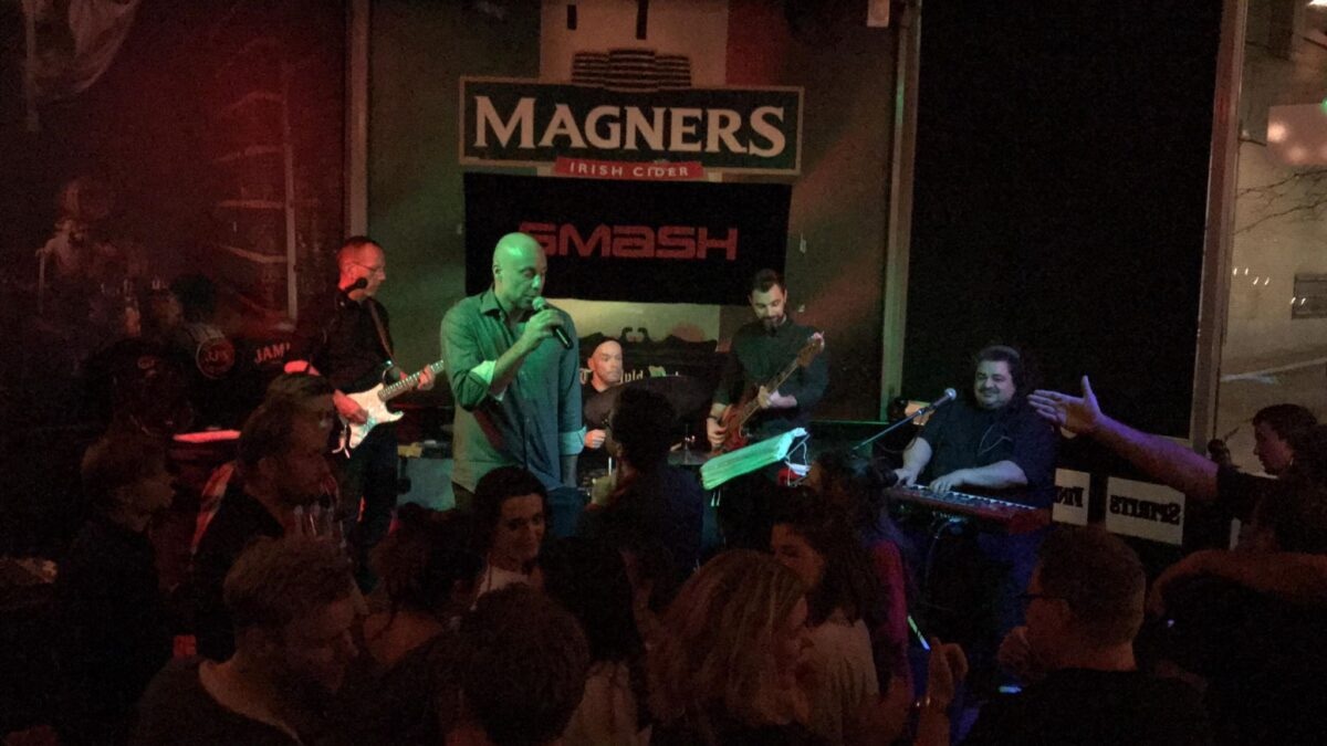 SMASH spelar för fullt dansgolv på en pub